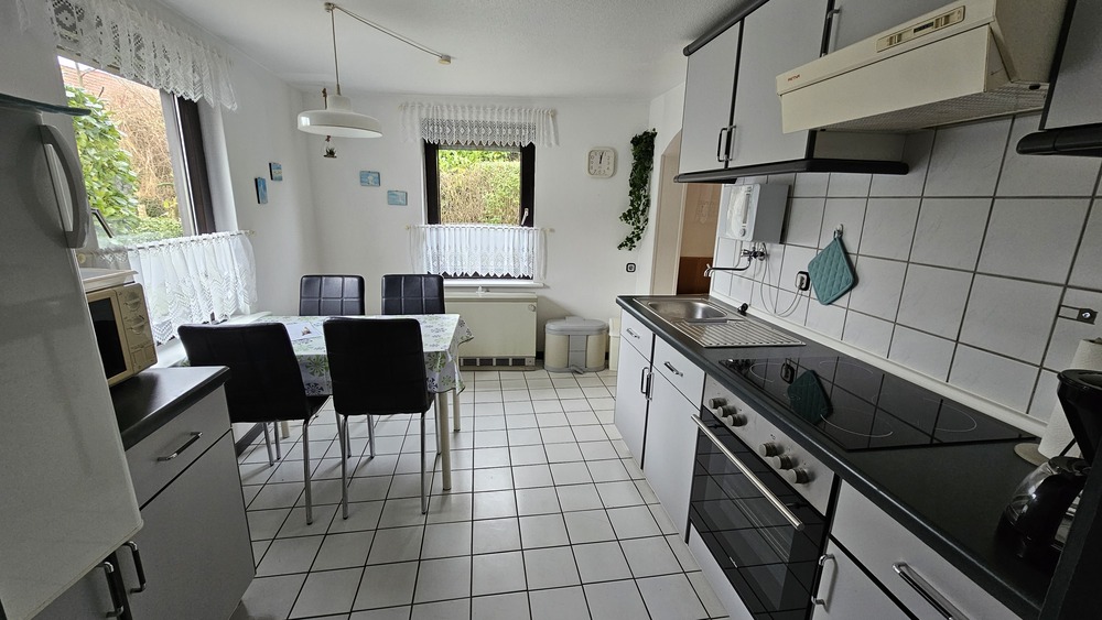 Moderne Küche mit Essecke